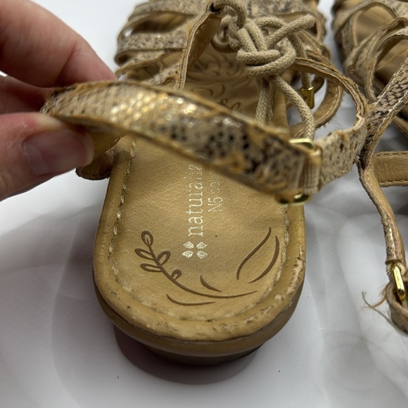 Naturalizer WHIMSY Ghillie Sandals Flat Snakeskin Beige Gold Size 9 - Picture 11 of 12